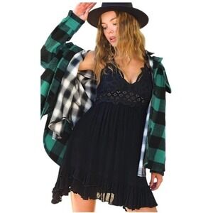 NWT: Black Dress Size M Lace Trim Strappy V Neck Ruffle Hem Short Dress (E553)